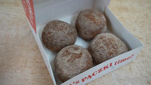 cinnamon paczki, apple filling
